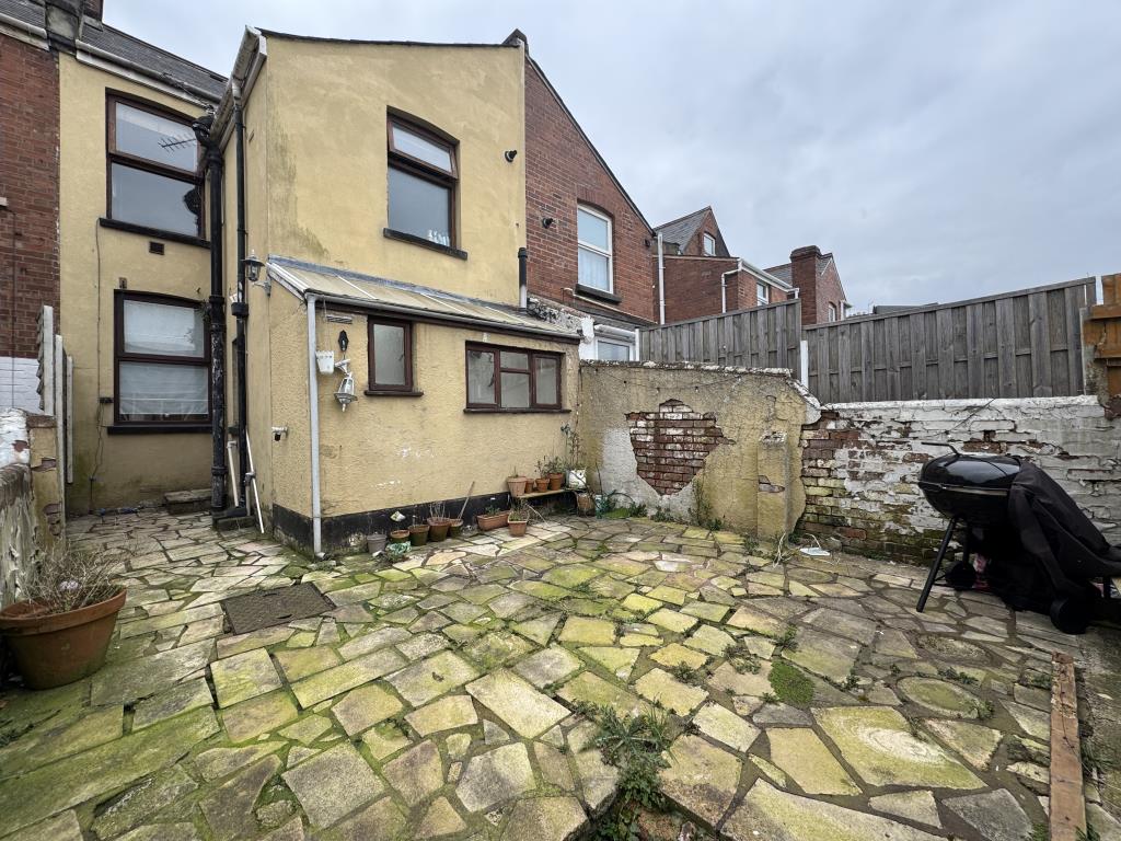Lot: 152 - TWO-BEDROOM MID-TERRACE HOUSE IN NEED OF RENOVATION - Rear courtyard garden